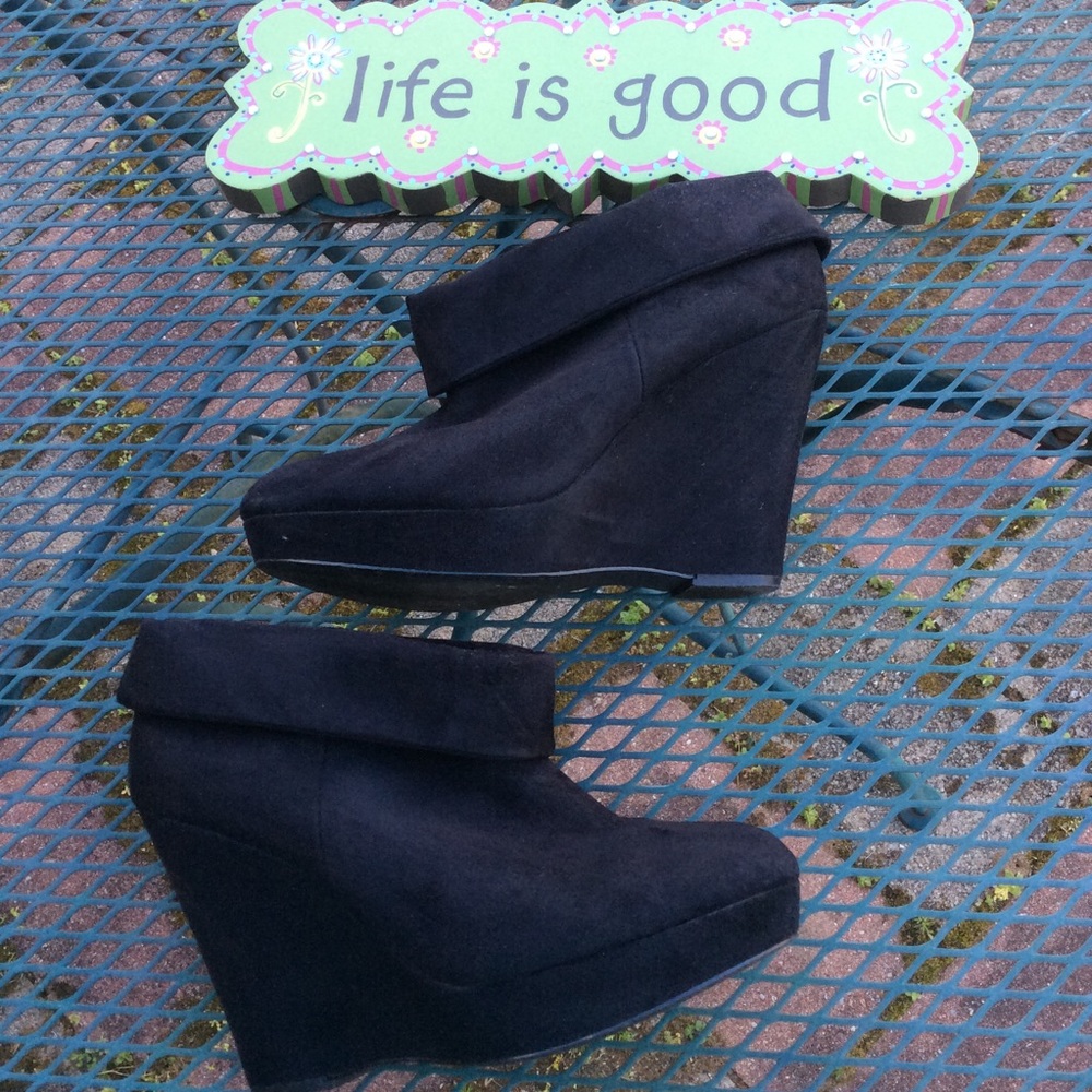Kelsi Dagger “Wilma” suede platforms Size9